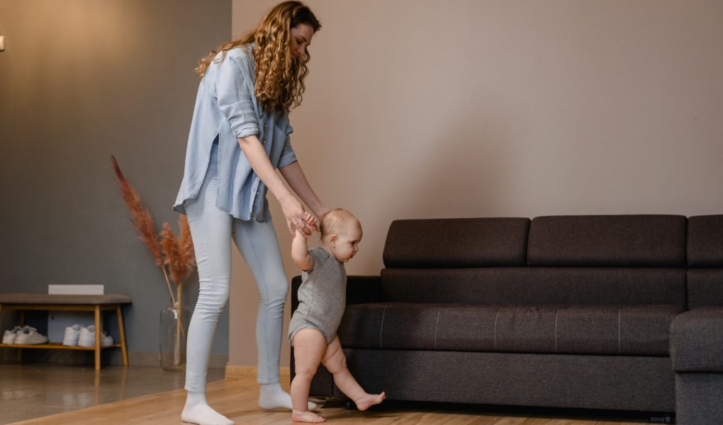 bébé premiers pas maman