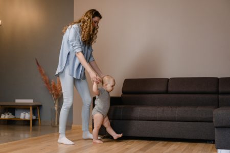 bébé premiers pas maman