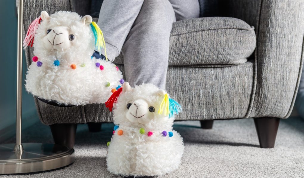 Femme assise dans son fauteuil avec des chaussons lama originaux