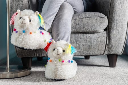 Femme assise dans son fauteuil avec des chaussons lama originaux