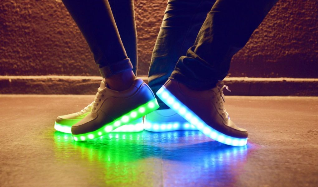 personnes avec des chaussures lumineuses