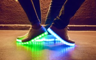 personnes avec des chaussures lumineuses