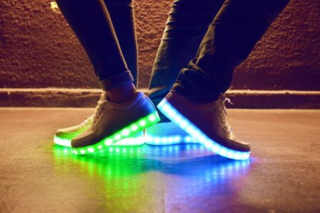 personnes avec des chaussures lumineuses