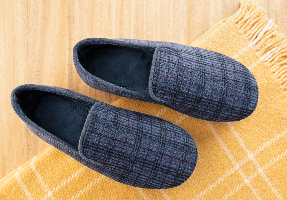 Pantoufles pour hommes et couverture en laine sur table